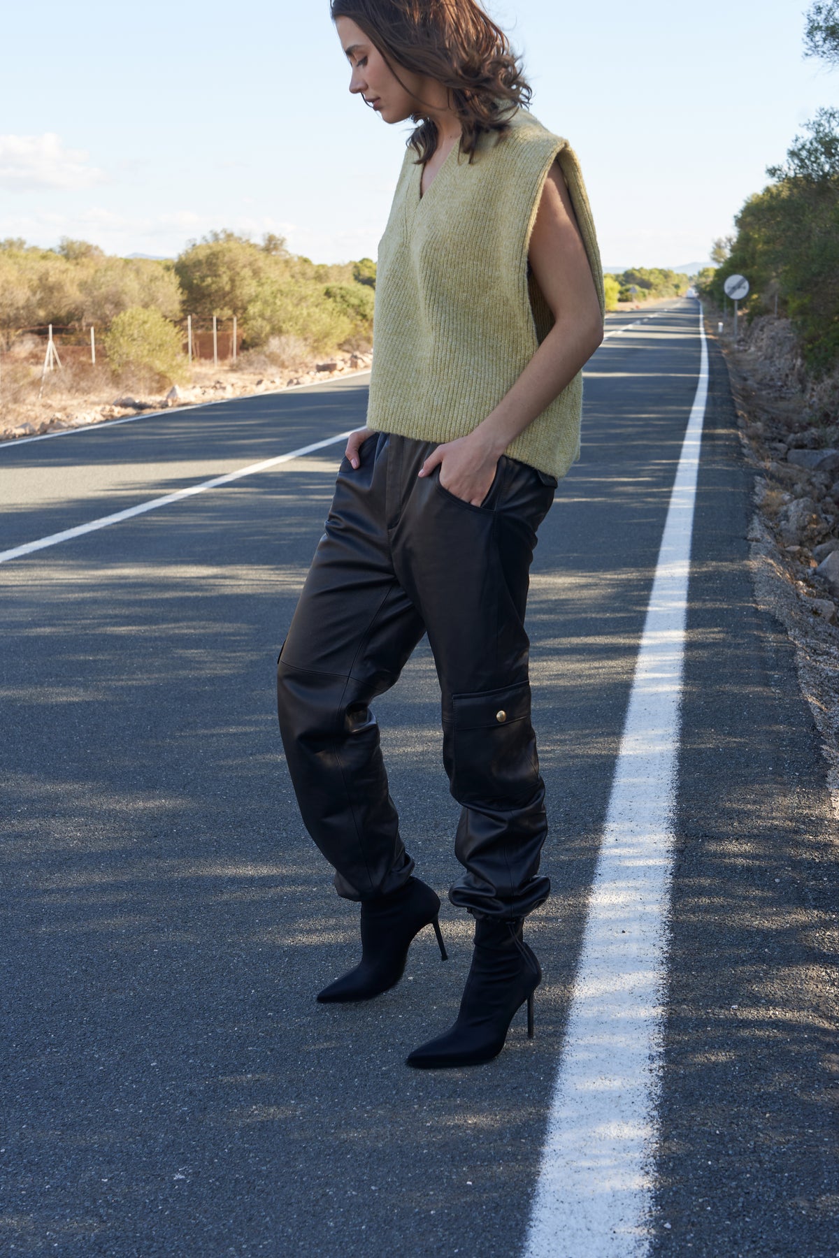 Spodnie cargo ze skóry / czarne