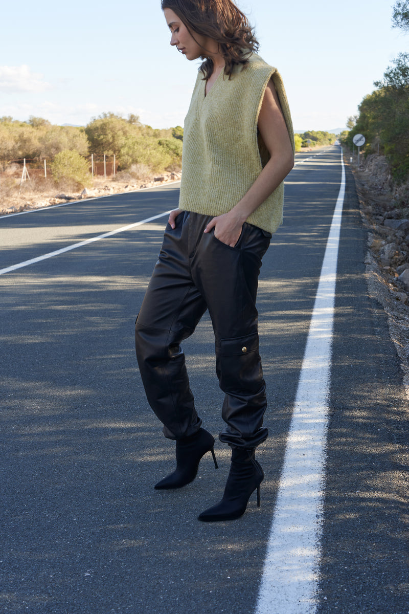 Spodnie cargo ze skóry / czarne