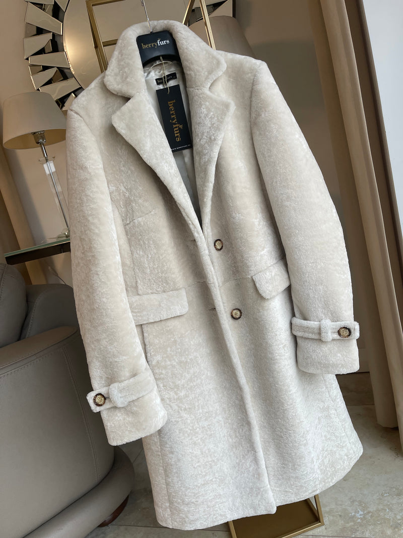 Kożuch jagnięcy o dopasowanym kroju