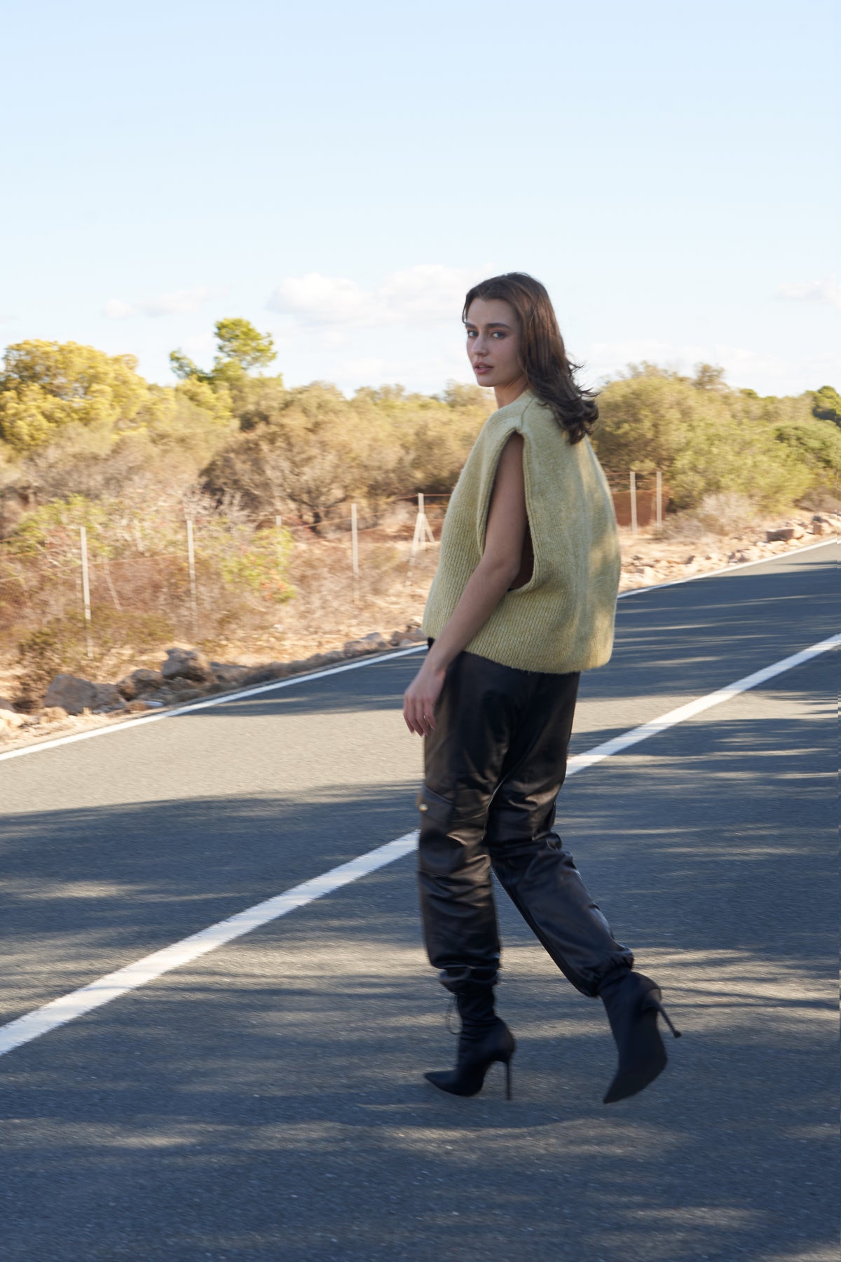 Spodnie cargo ze skóry / czarne