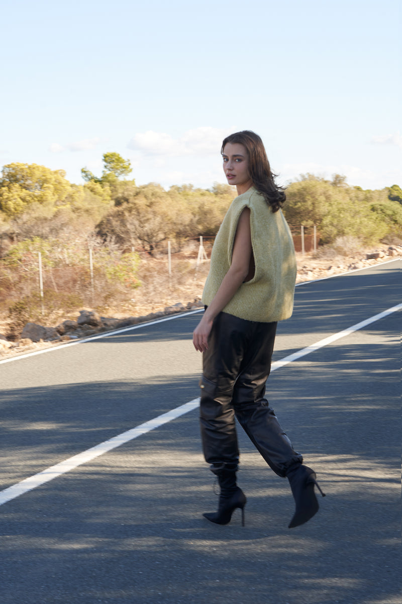 Spodnie cargo ze skóry / czarne