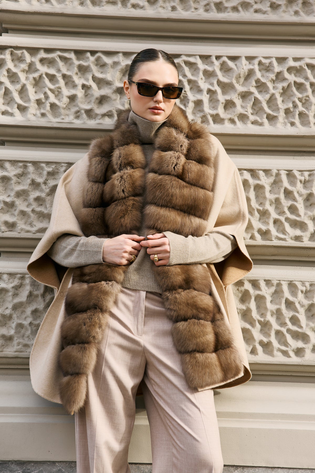 Peleryna z kaszmiru Loro Piana z sobolami