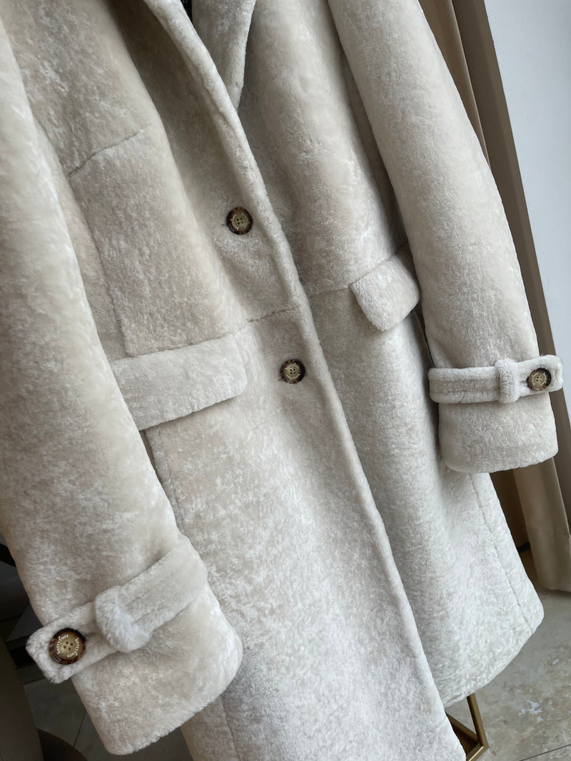 Kożuch jagnięcy o dopasowanym kroju