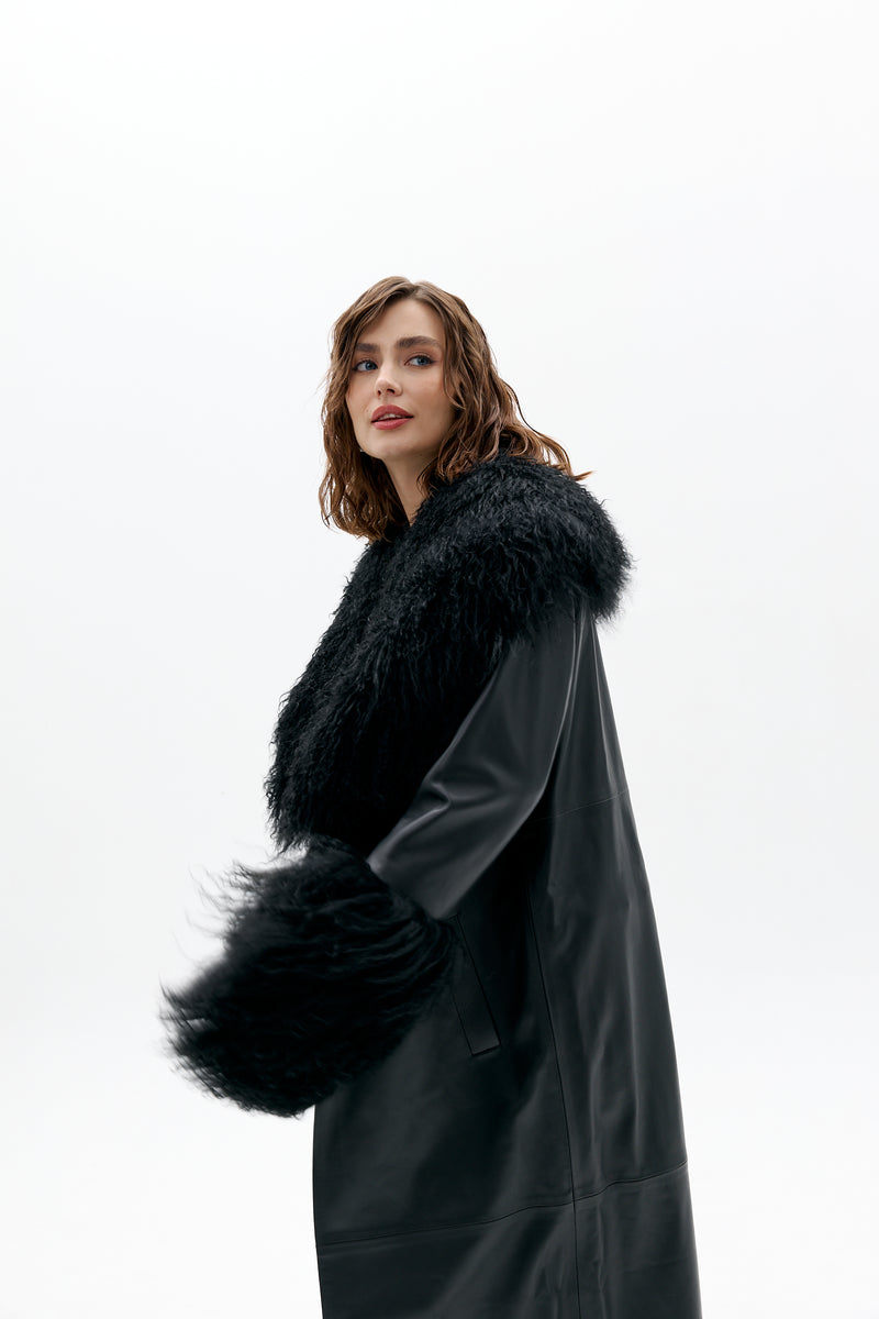 Płaszcz Salome z lamą / czarny
