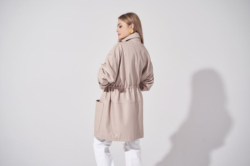 Płaszcz oversize ze skóry / pudrowy