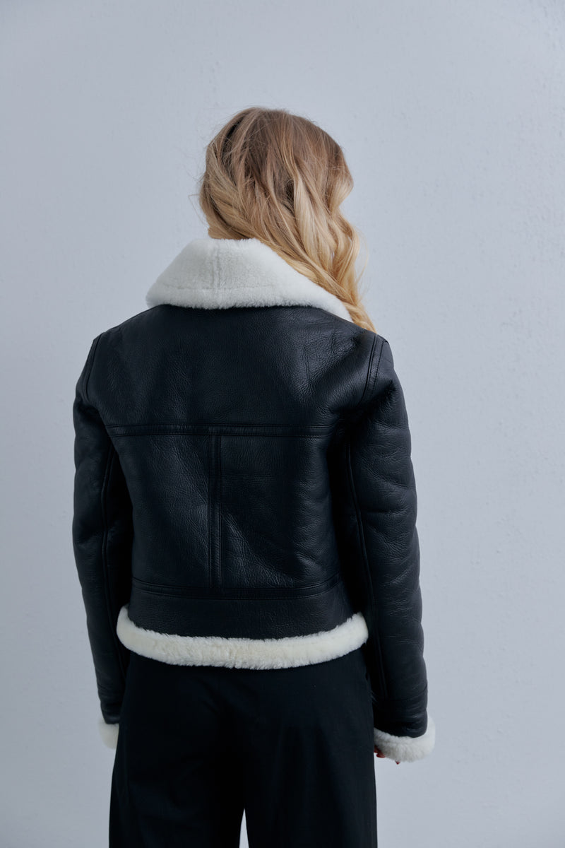 Kożuch o kroju pilotki / czarny