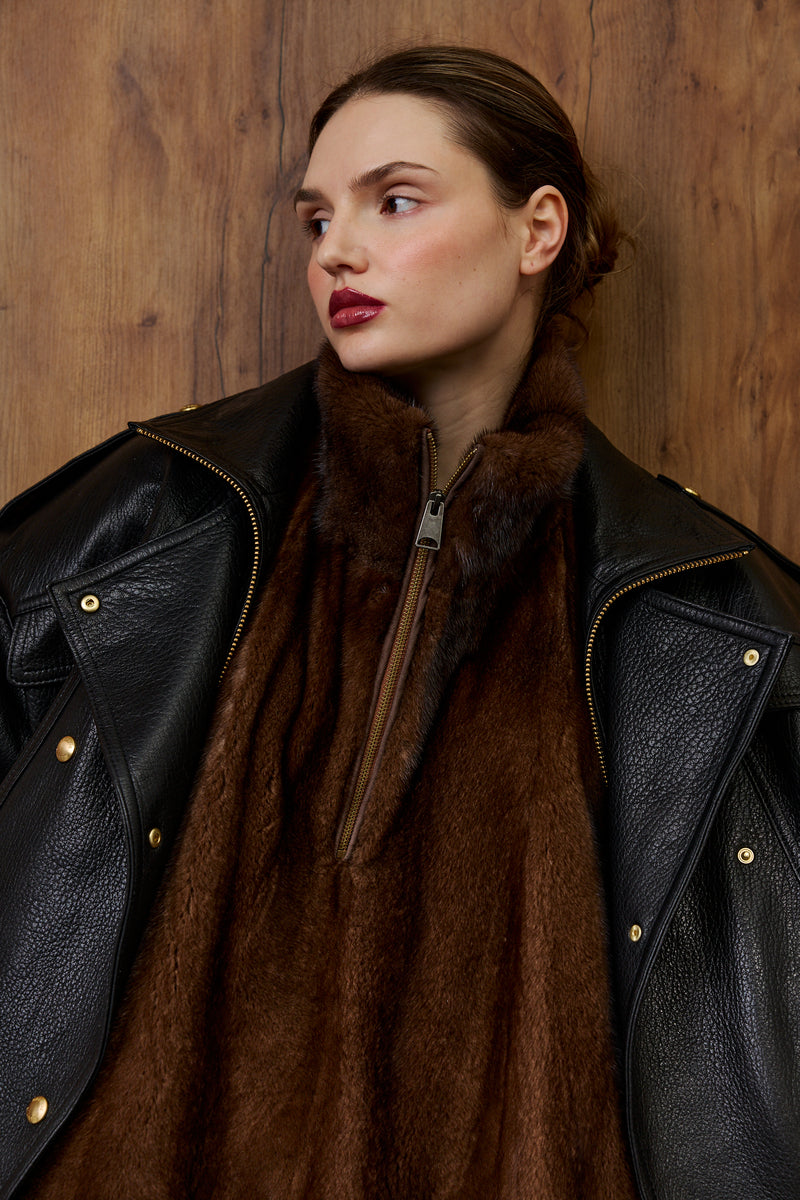 Golf z futra z zamkiem / brąz