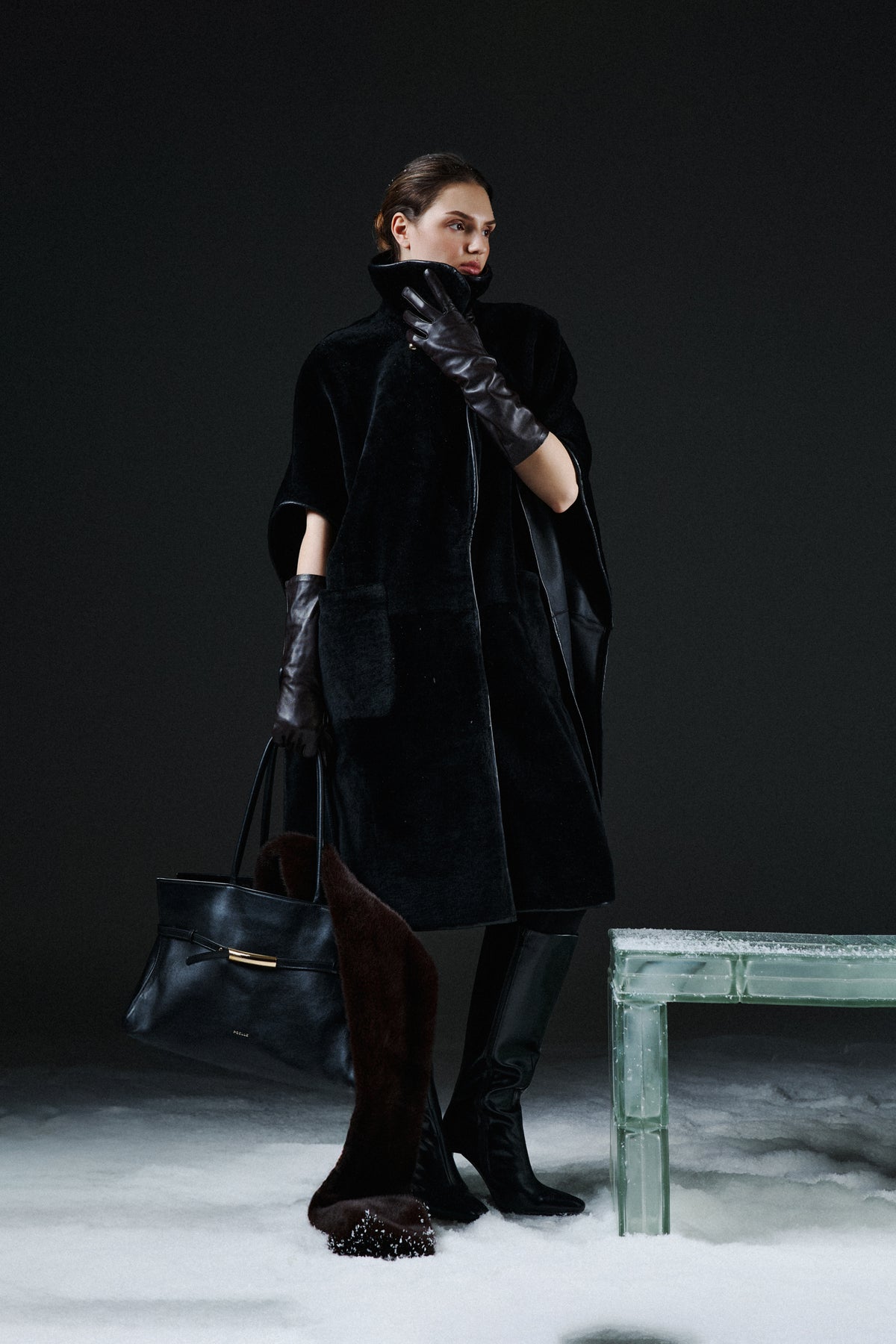 Kożuch o kroju ponczo / czarny