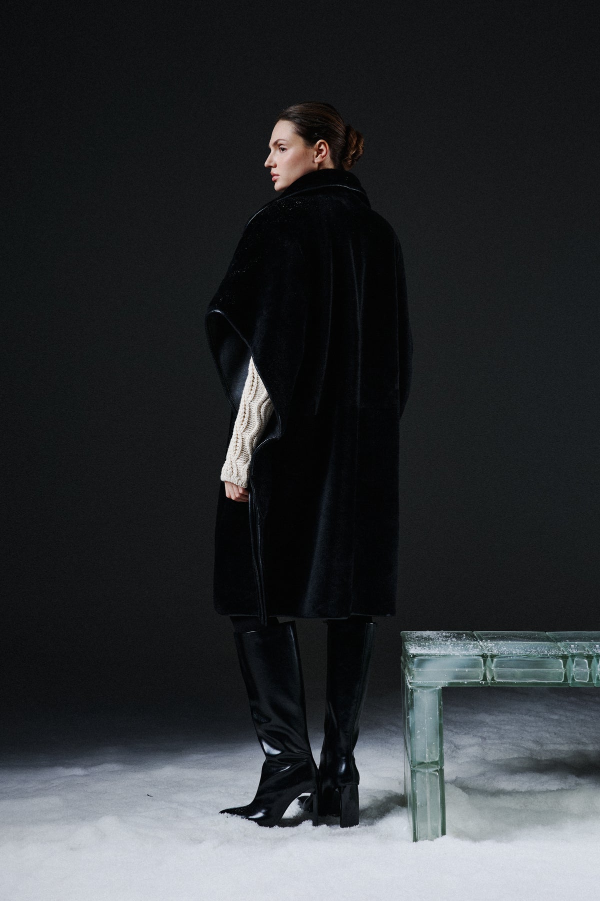 Kożuch o kroju ponczo / czarny